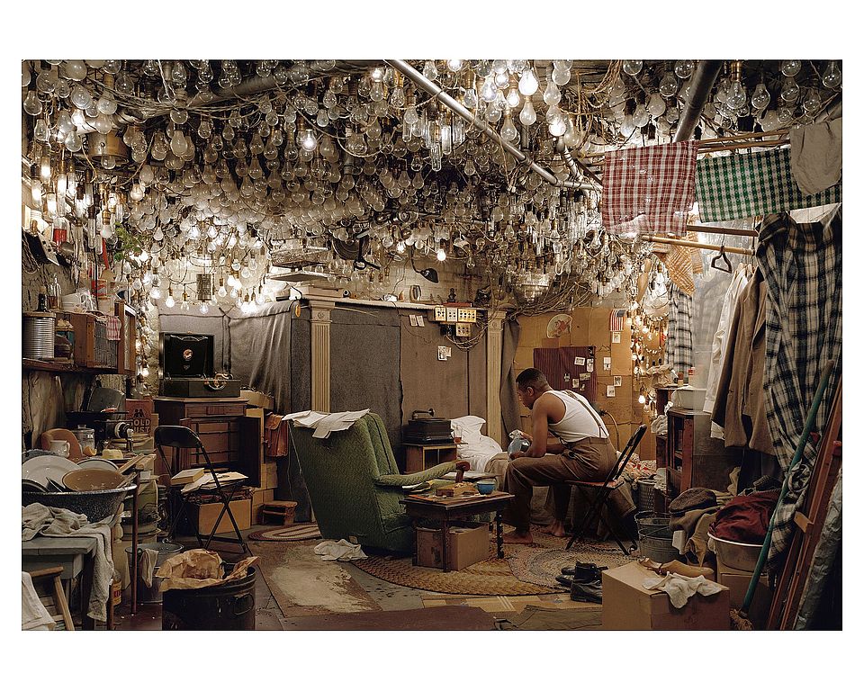 Jeff Wall, After 'Invisible Man' by Ralph Ellison, the Prologue (1999-2000). Emanuel Hoffmann-Stiftung, Depositum in der Öffentlichen Kunstsammlung Basel.